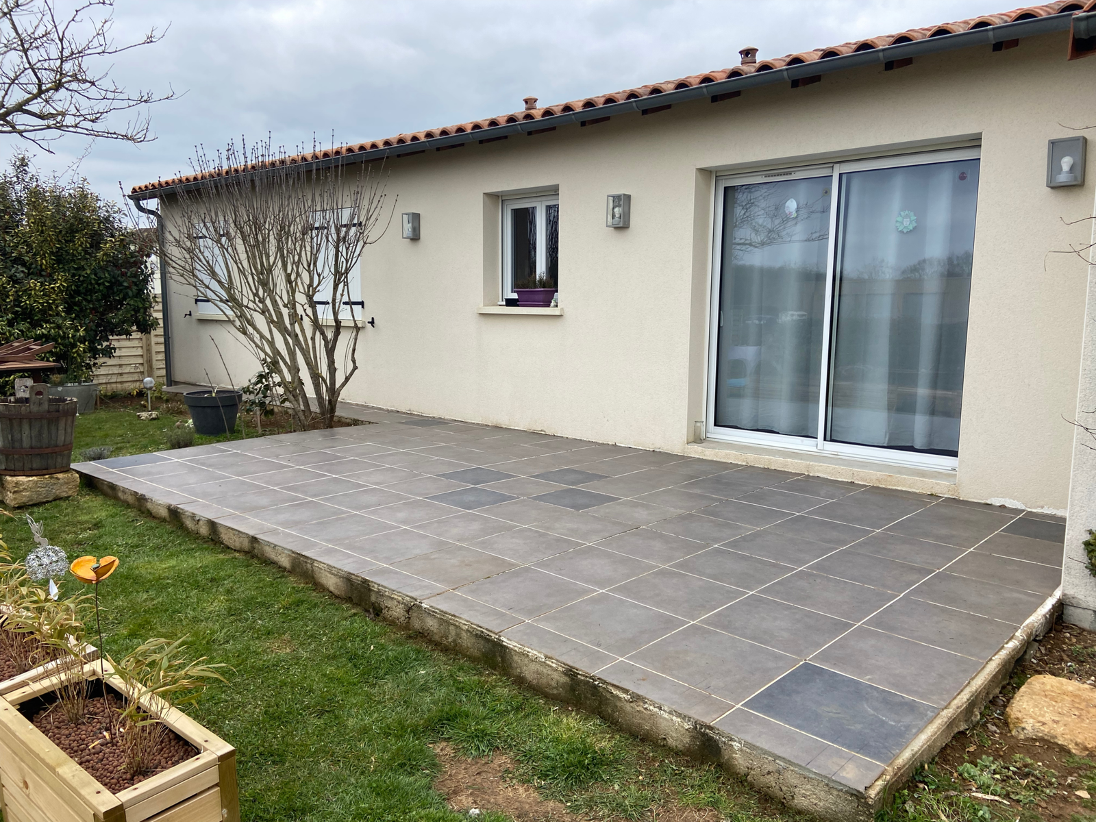 Ancienne terrasse carrelée avant la construction d’une terrasse en bois