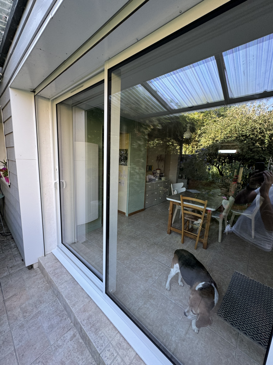 Nouvelle baie vitrée coulissante PVC composite blanche vue de l’extérieur
