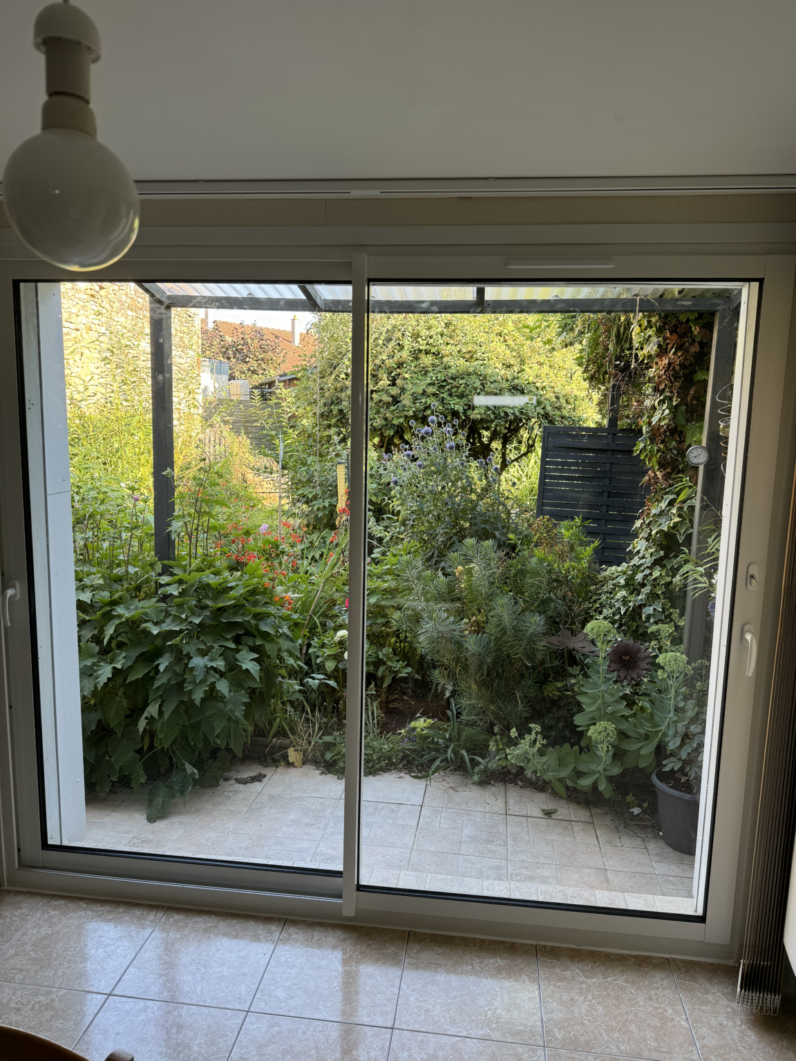 Nouvelle baie vitrée coulissante en PVC composite blanche vue de l’intérieur