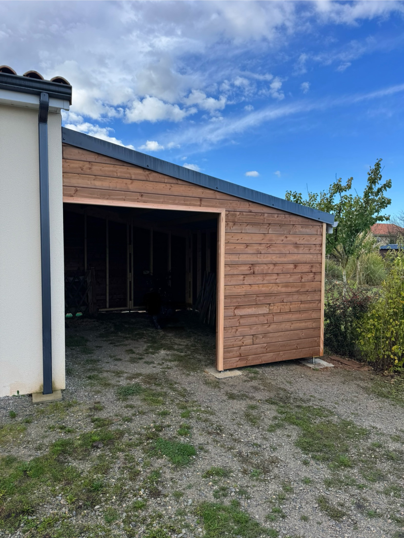 Carport adossé en bois avec bardage et toiture en bac acier dans la Vienne (86).