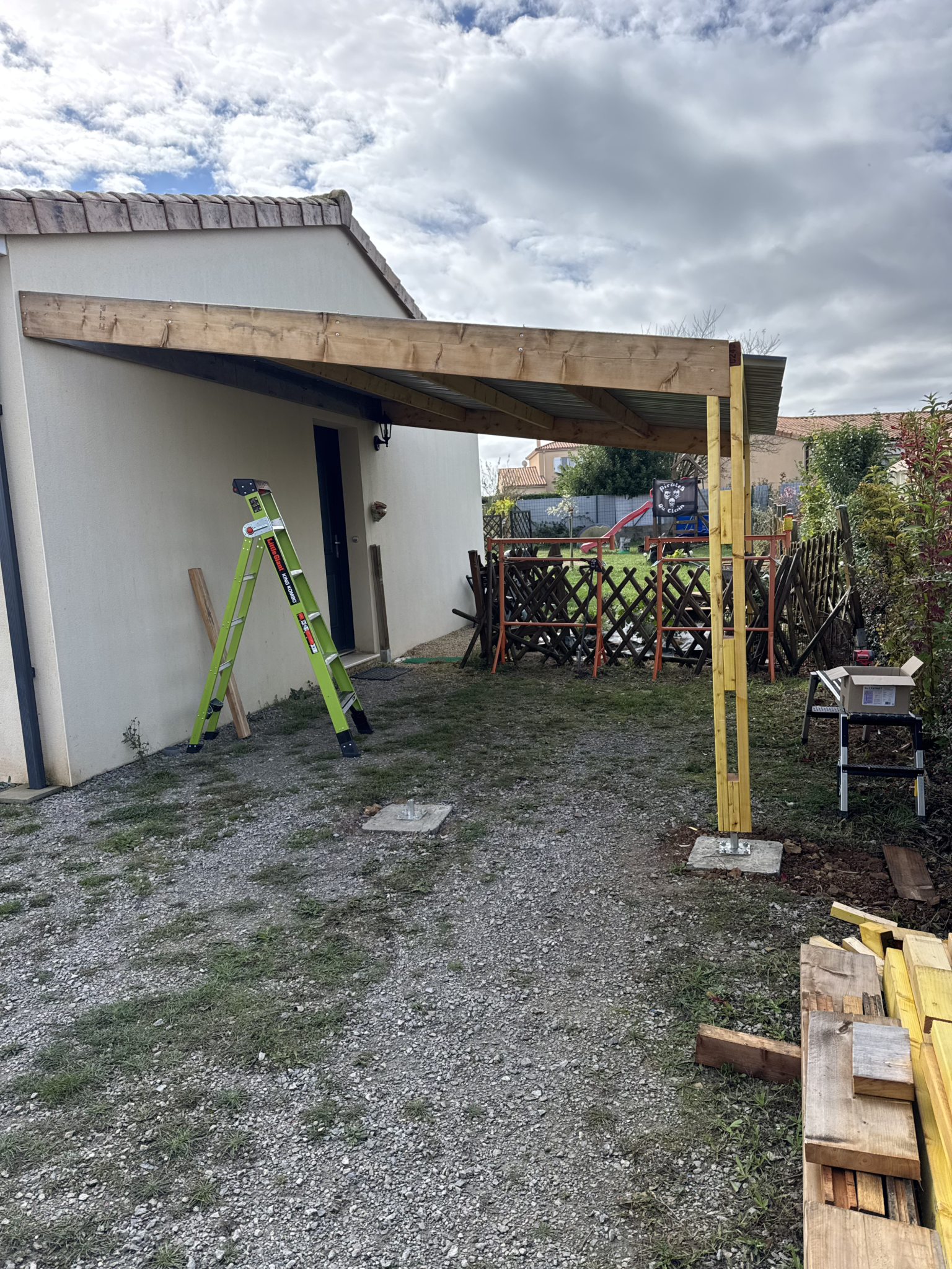 Construction d’un carport en bois avec toiture en bac acier