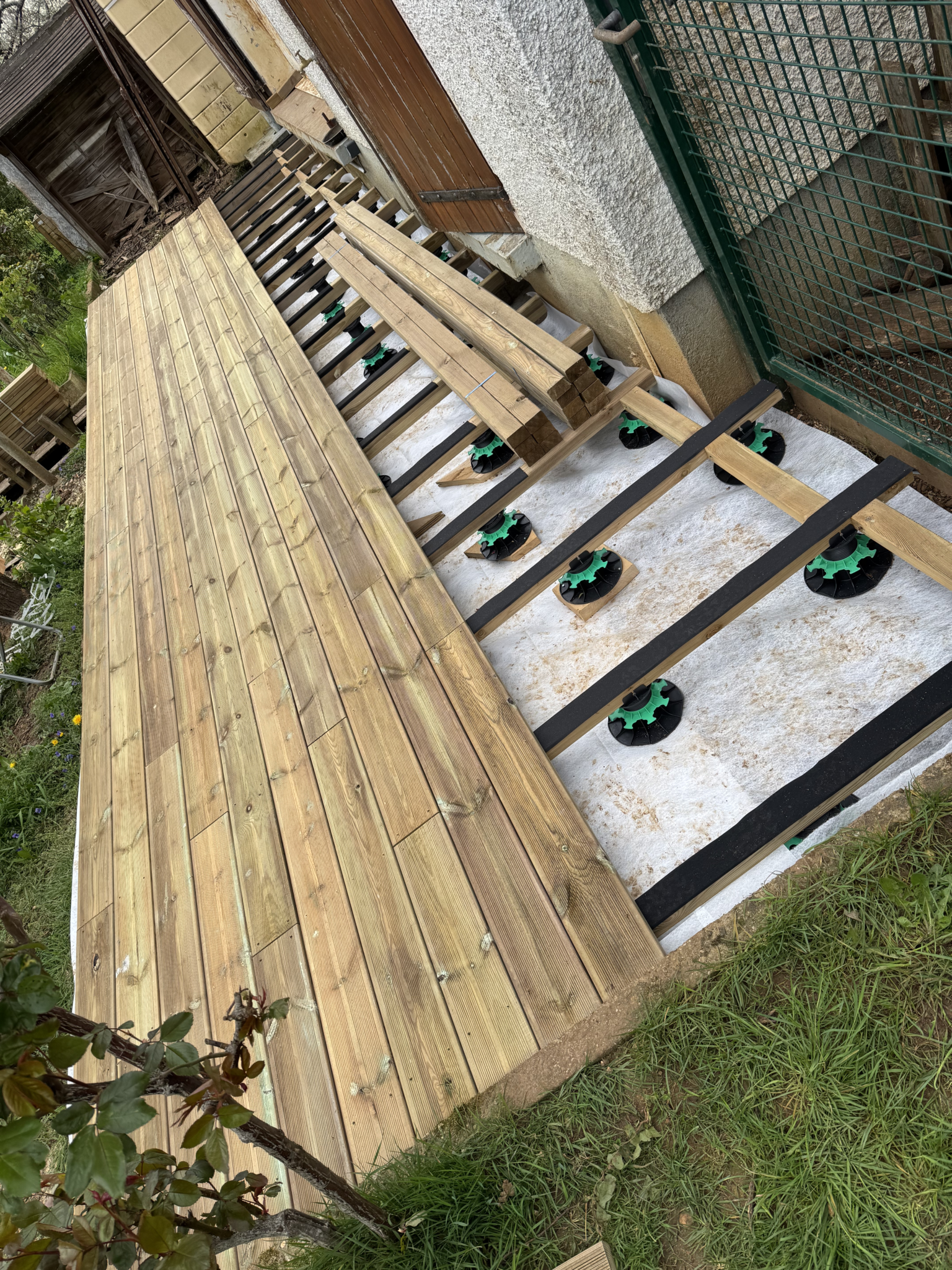Construction d’une terrasse en bois sur plots réglables
