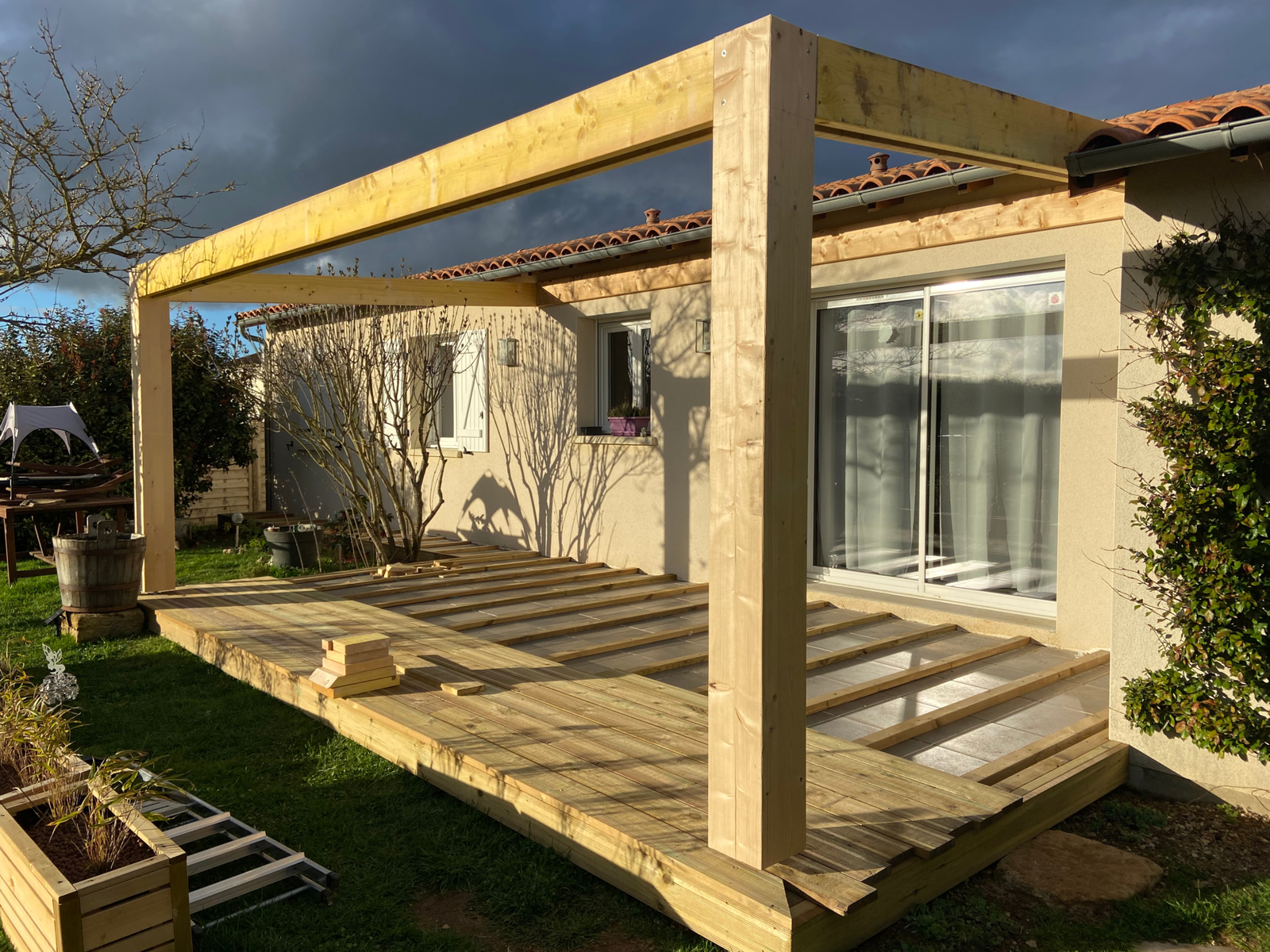 Construction d’une terrasse et d’une pergola en bois adossée à la maison