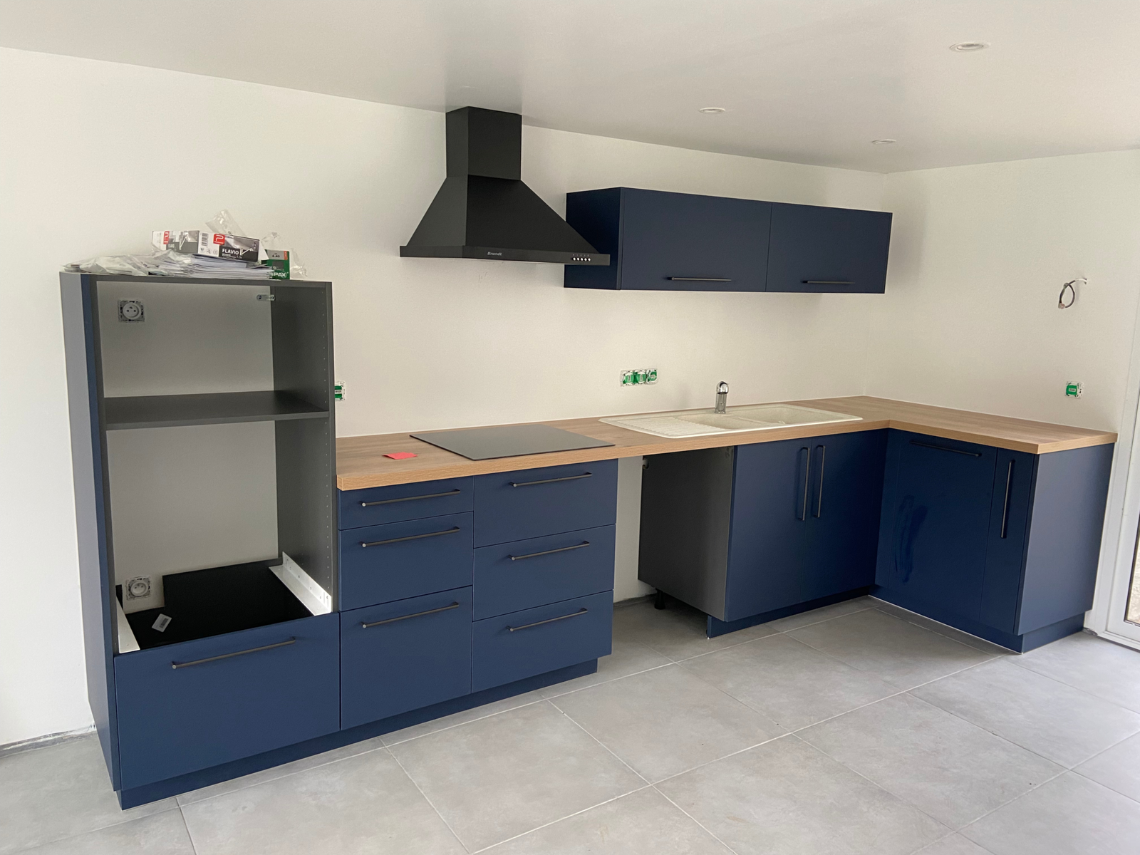 Cuisine bleu mat en L avec plan de travail effet bois à Chaunay 86510