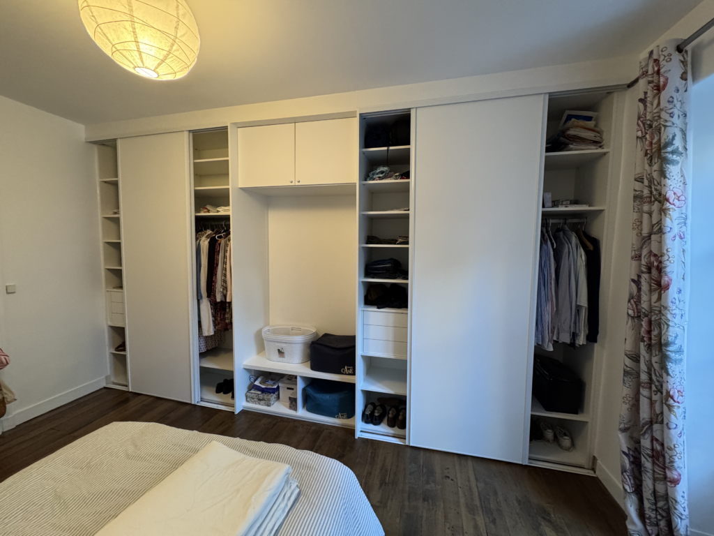Dressing sur mesure réalisé par Damien Menuiserie Agencement à Poitiers (86000)
