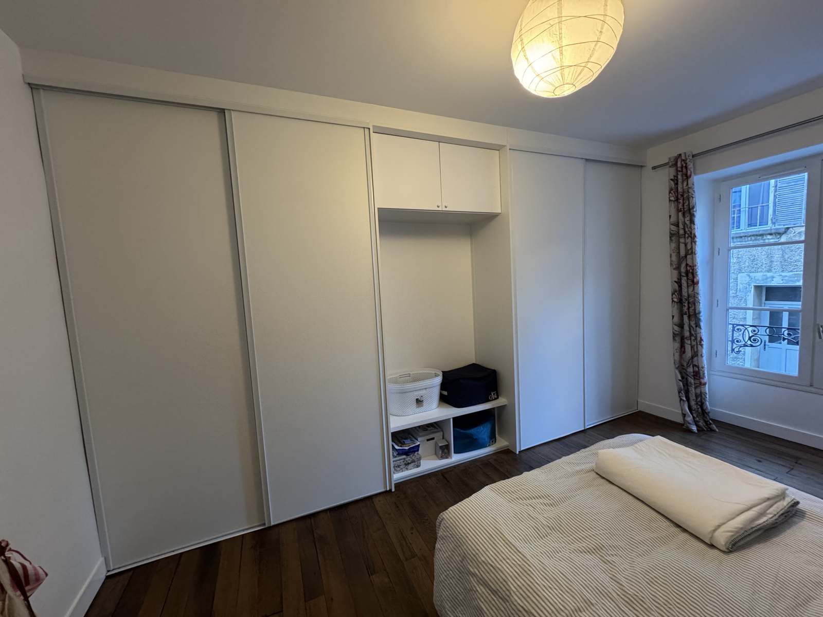 Dressing blanc sur mesure avec portes coulissantes installé à Poitiers