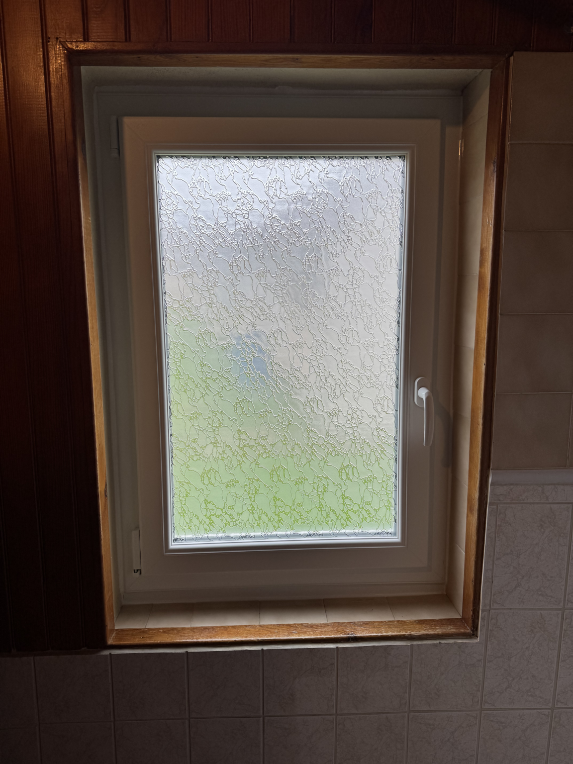 Nouvelle fenêtre en PVC blanc avec vitrage décoratif opaque