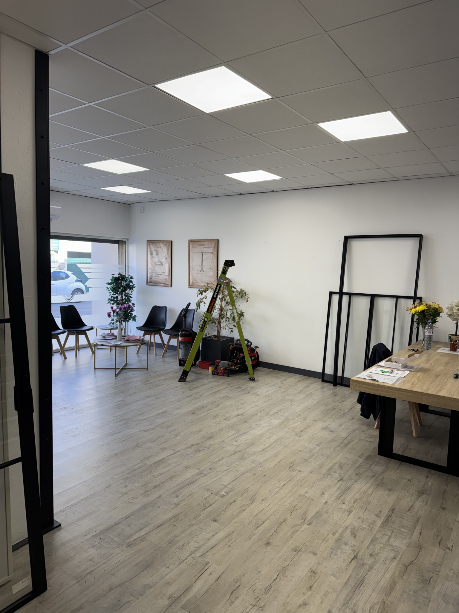 Espace professionnel avant la création d’une cloison en placo avec verrière et porte à Couhé