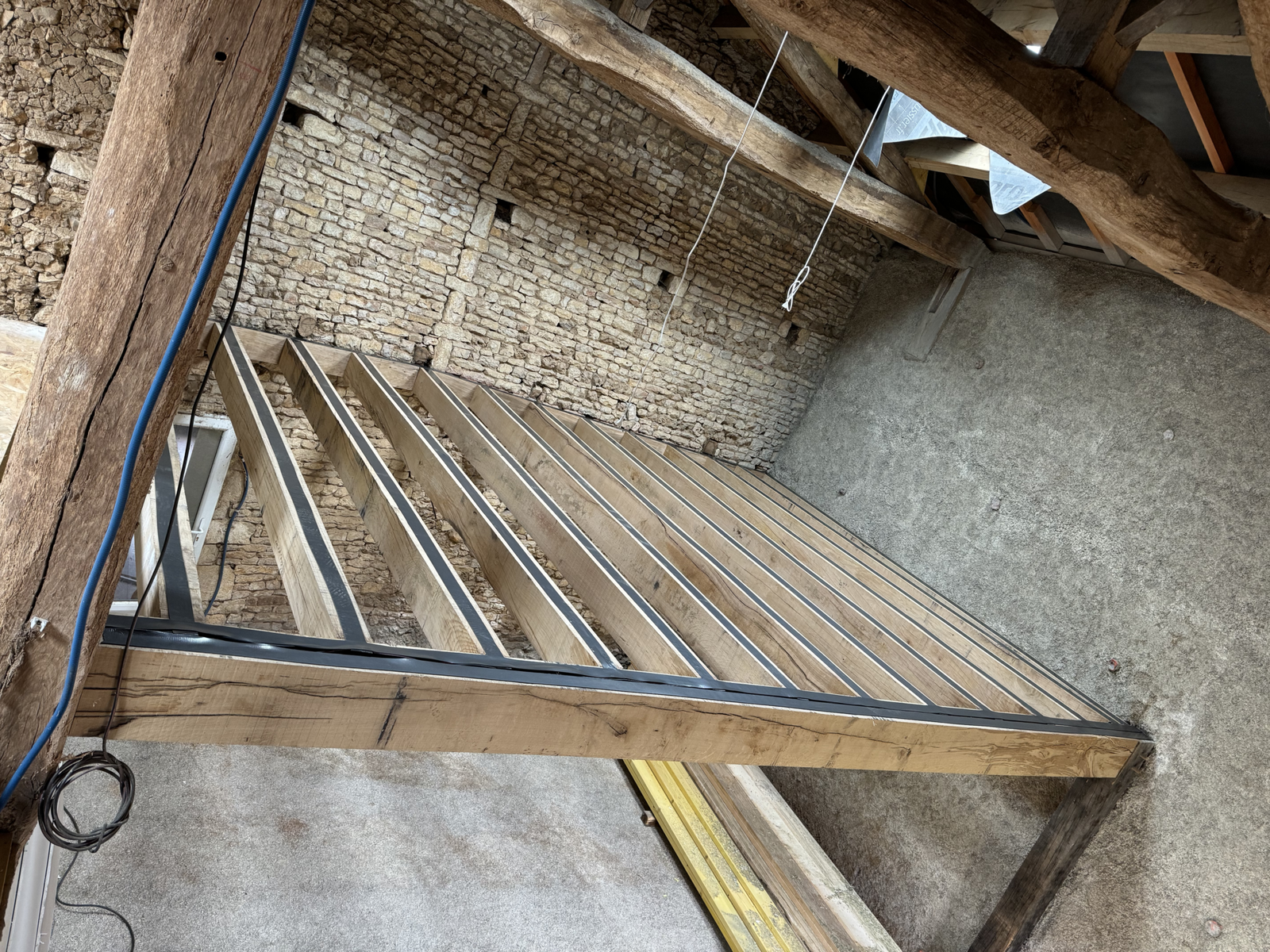 Préparation du solivage avant la pose d’un parquet massif en chêne à Brux