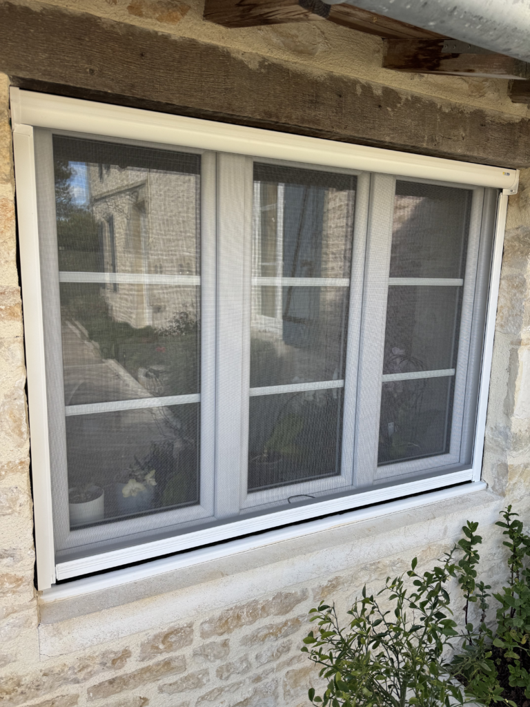 Moustiquaire sur mesure pour fenêtre et porte installée par un menuisier à Brux