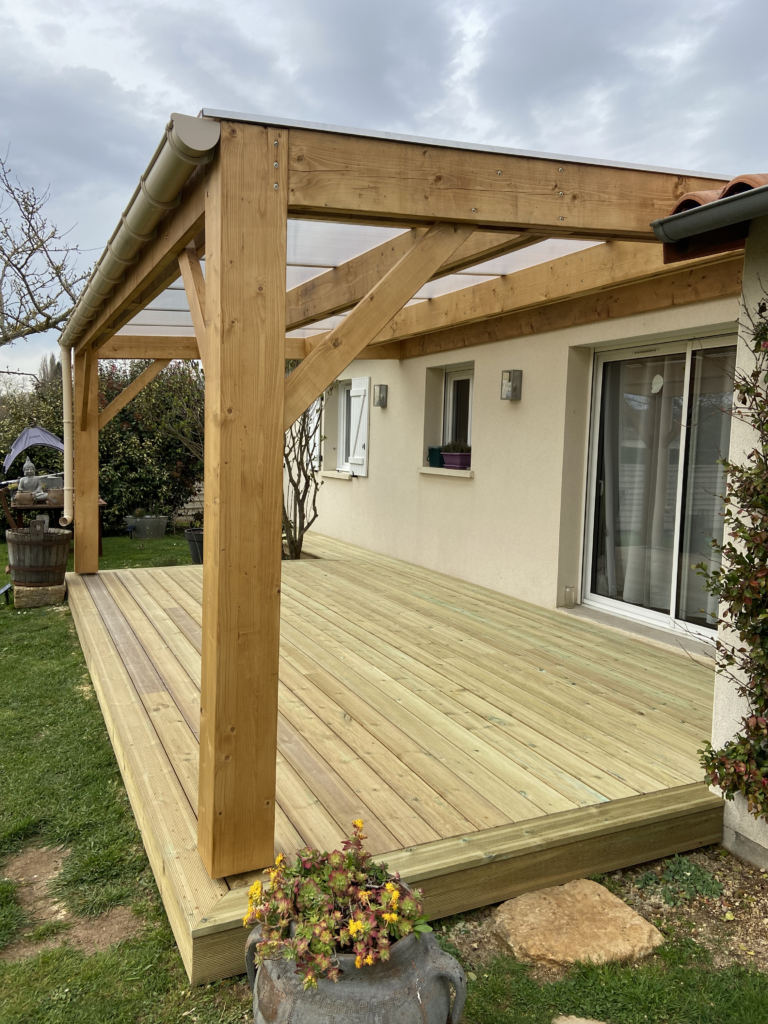Terrasse et pergola bois adossée avec toiture translucide installée par Damien Menuiserie Agencement à Magné (86160).