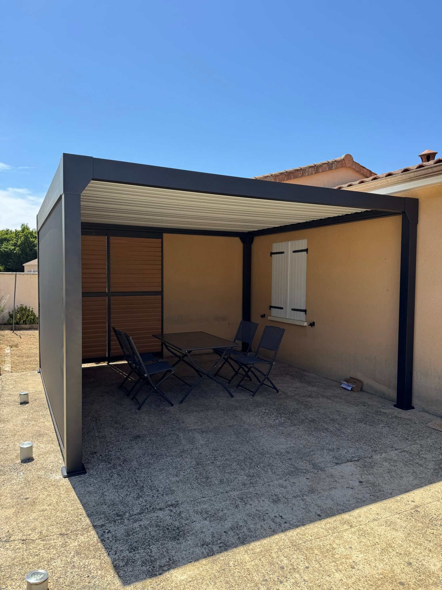Pergola bioclimatique installée par Damien Menuiserie Agencement dans la Vienne (86)