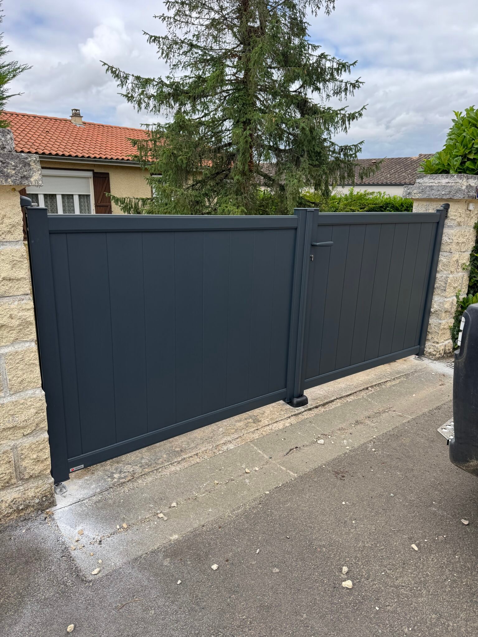 Nouveau portail battant en aluminium gris anthracite à Niort (79000)