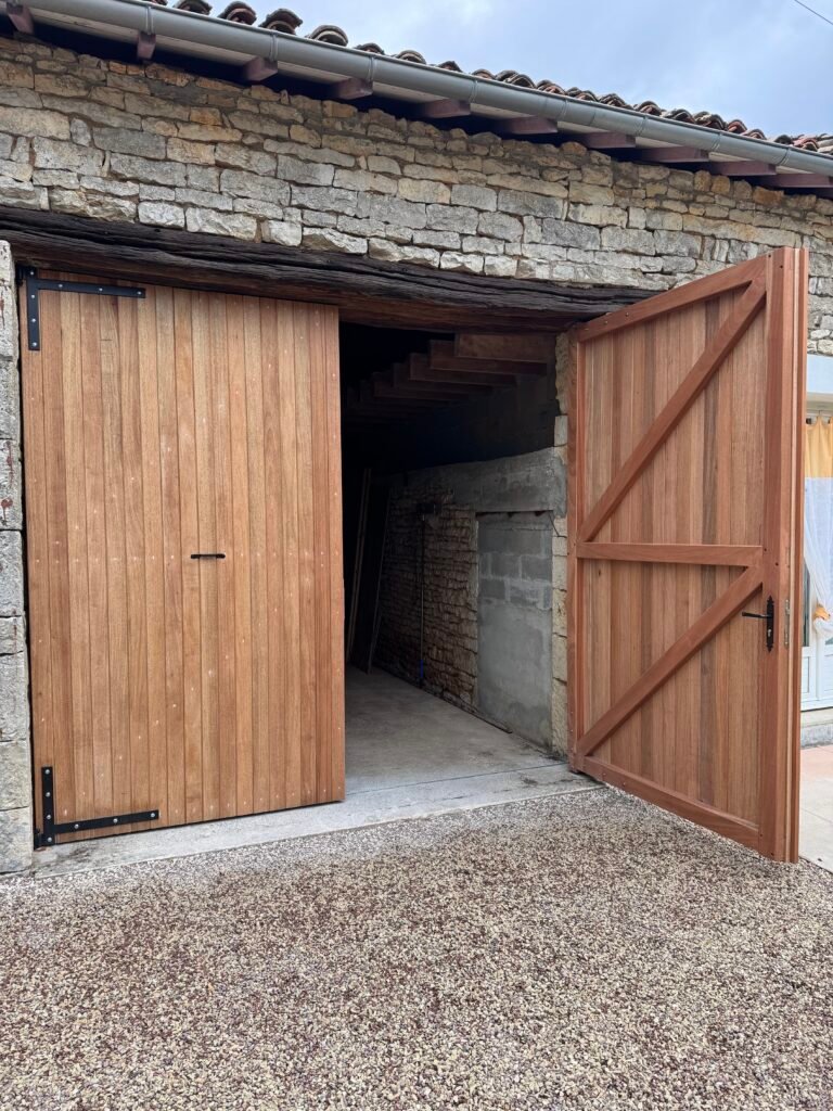 Portail de grange refait en bois exotique à Brux (86510)