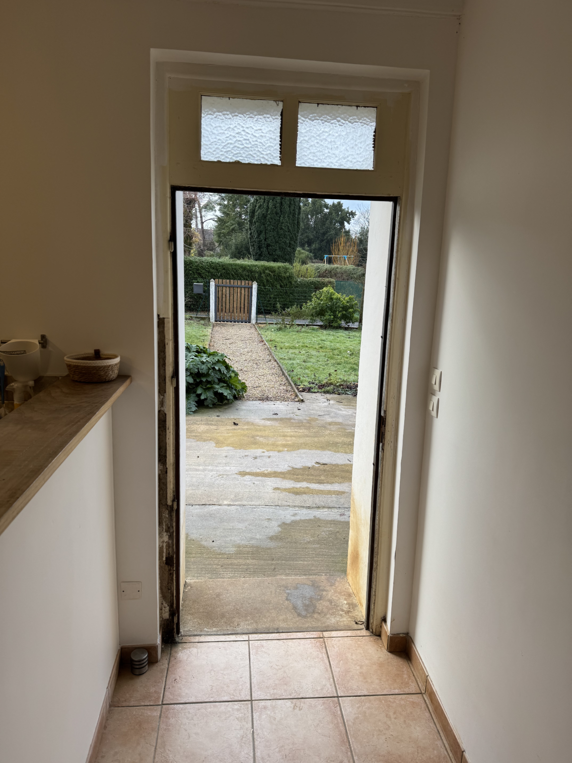 Ancienne porte d’entrée déposée avant la pose d’une nouvelle porte sur mesure à Brux (86510)