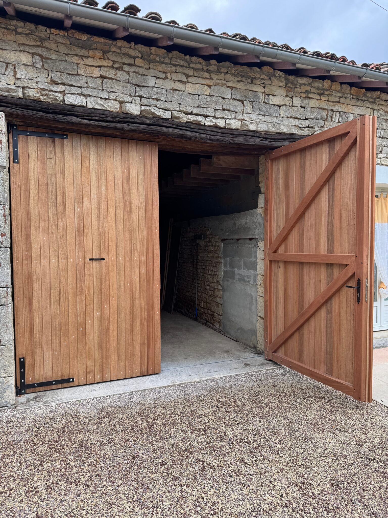 Porte de grange à deux vantaux en bois exotique ouverte à Brux 86510