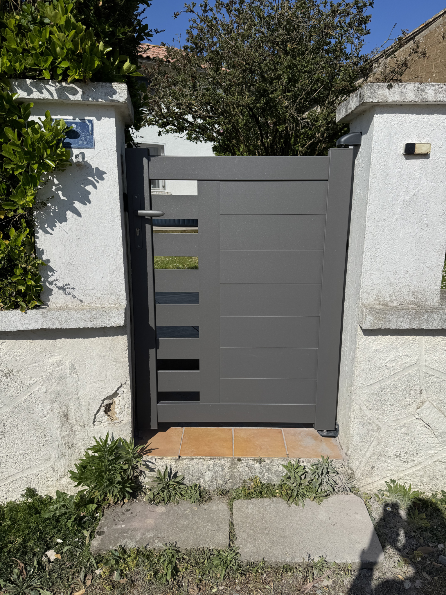 Portillon en aluminium gris 2900 sablé au design contemporain