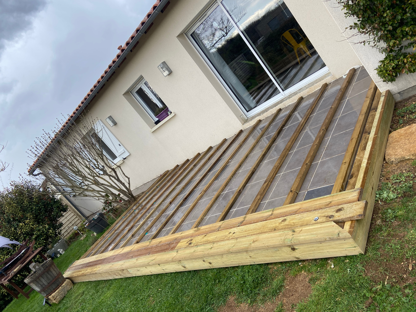 Pose des lambourdes d’une terrasse en bois sur un ancien carrelage