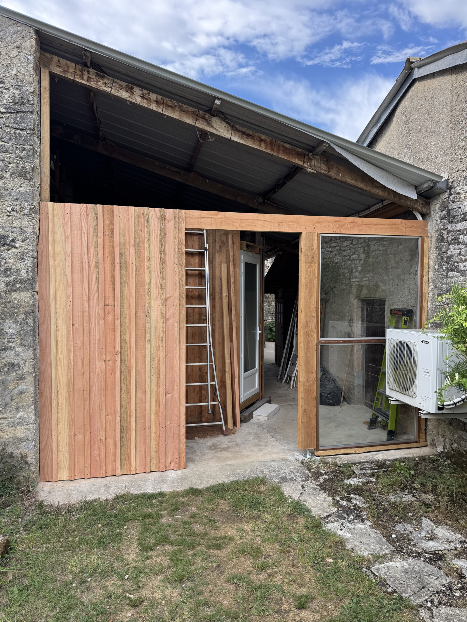 Création d’une façade en bardage bois avec grande partie vitrée