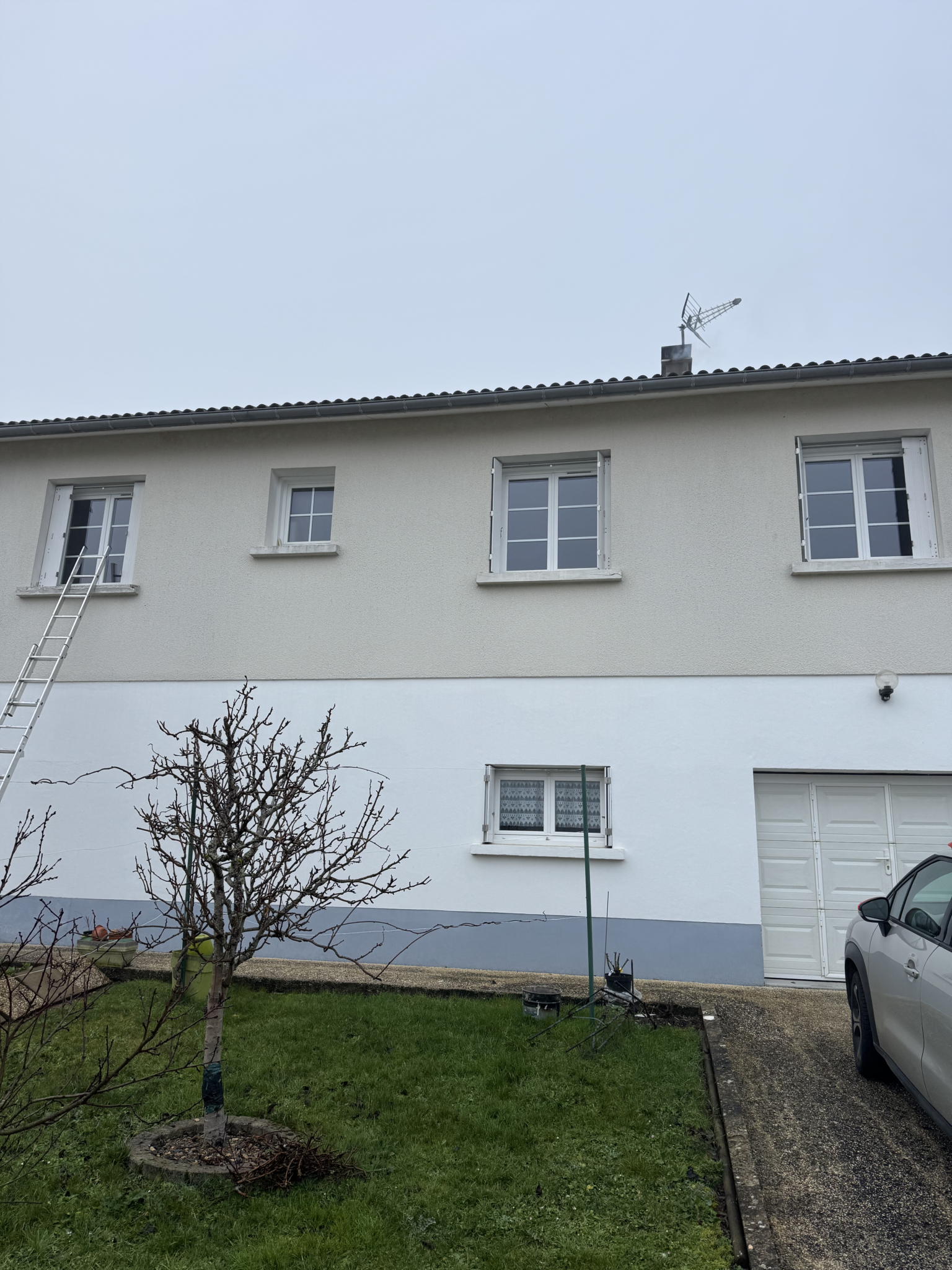 Façade de maison avec anciens volets persiennes avant leur remplacement