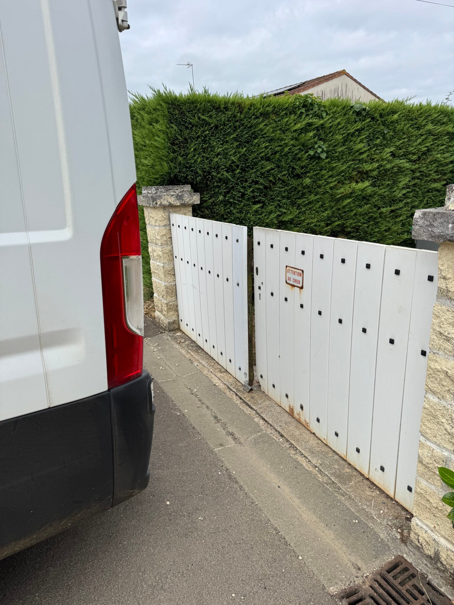 Ancien portail battant blanc avant son remplacement