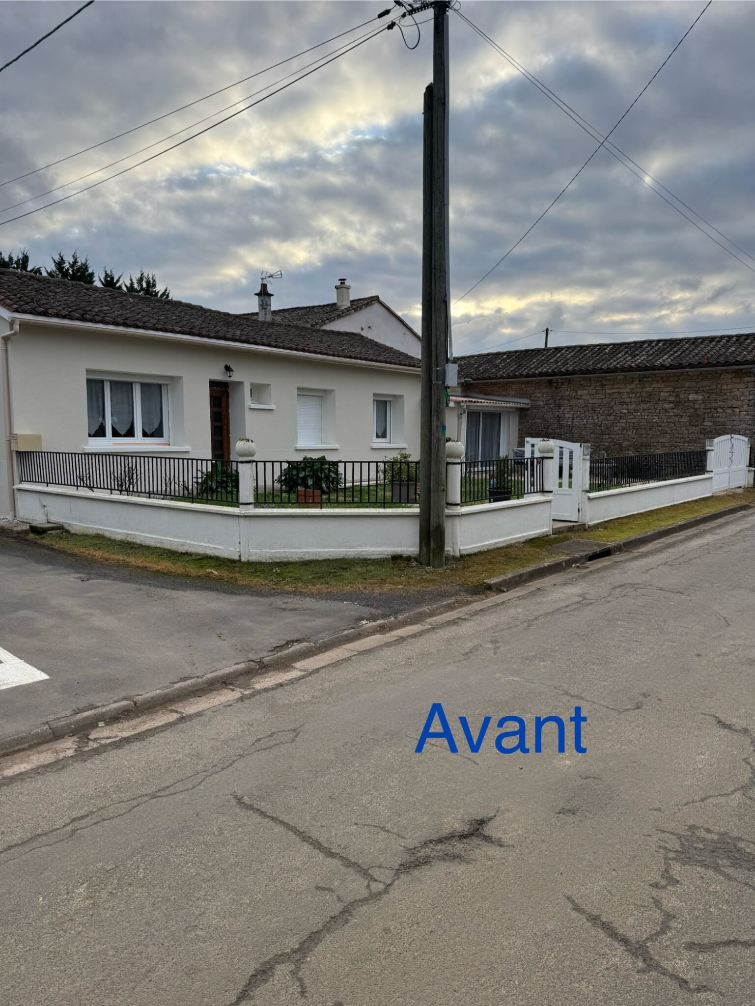 Ancienne clôture métallique sur muret avant son remplacement