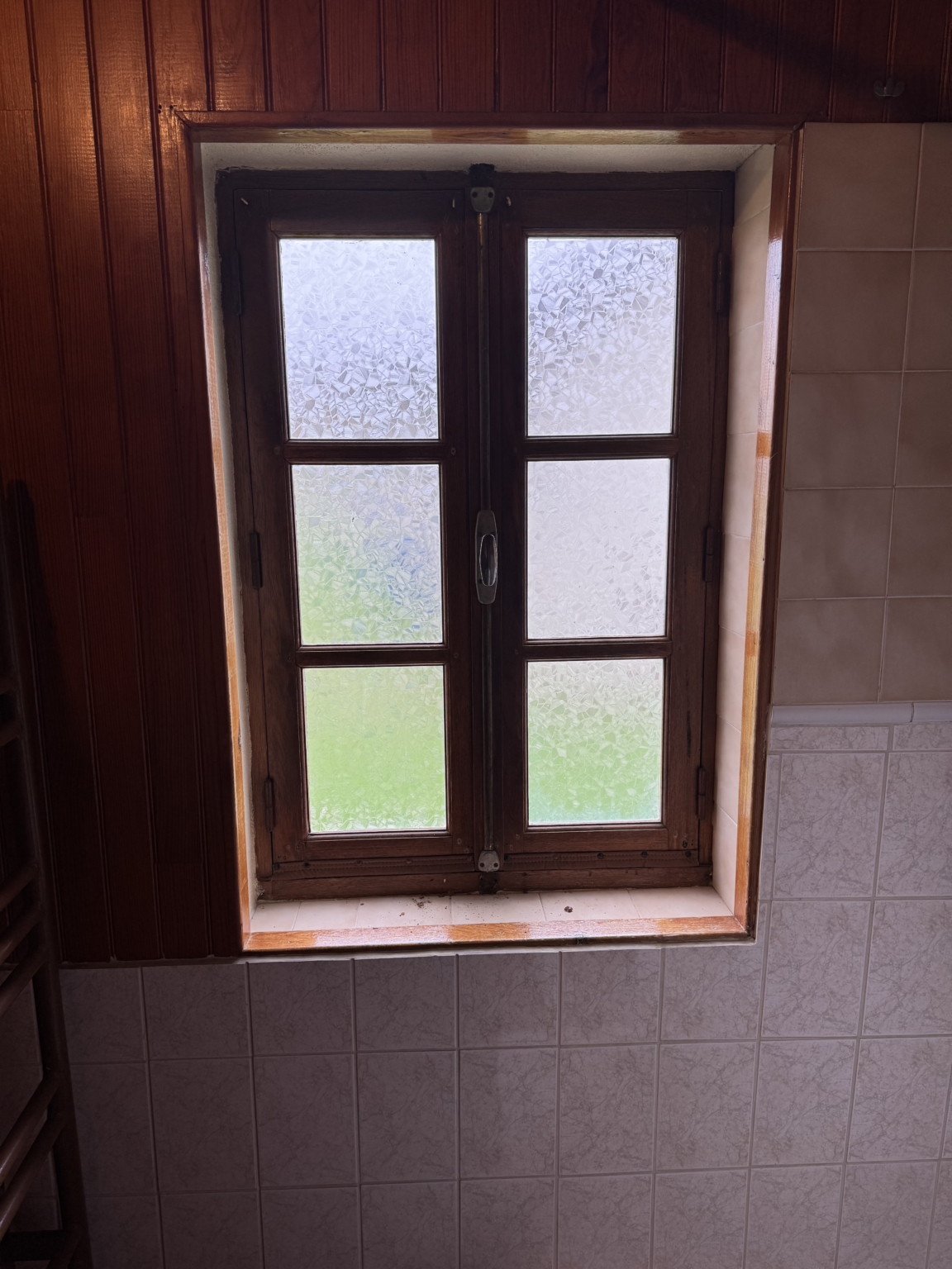 Ancienne fenêtre en bois à deux vantaux avant son remplacement