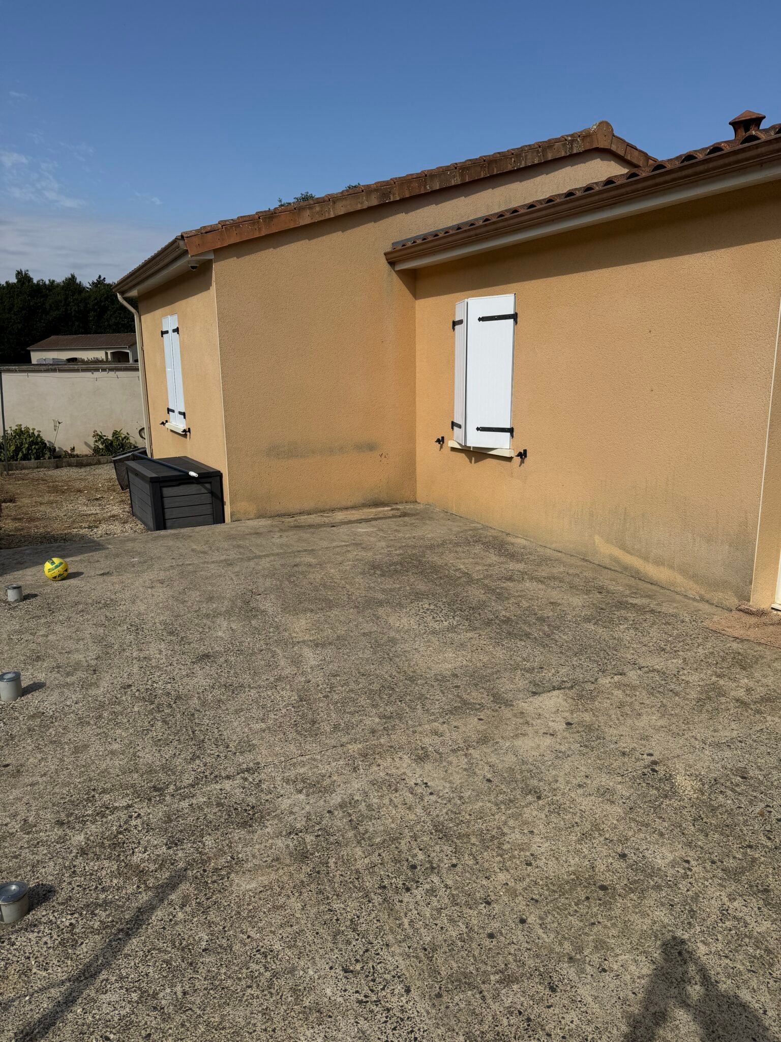 Terrasse avant l’installation d’une pergola bioclimatique en aluminium