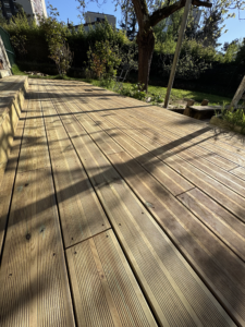 Terrasse en bois sur mesure avec lames rainurées en Vienne 86