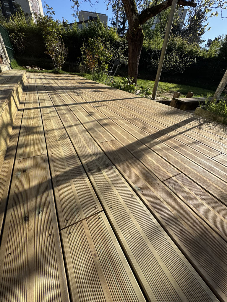 Terrasse en bois sur mesure avec lames rainurées en Vienne 86