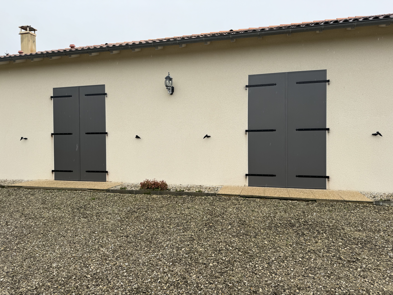 Volets battants alu gris 2900 sablé fermés à Saint-Maixent-l’École