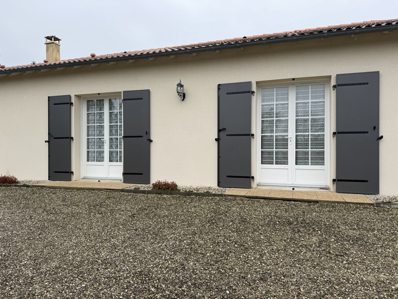 Volets battants alu gris 2900 sablé ouverts à Saint-Maixent-l’École