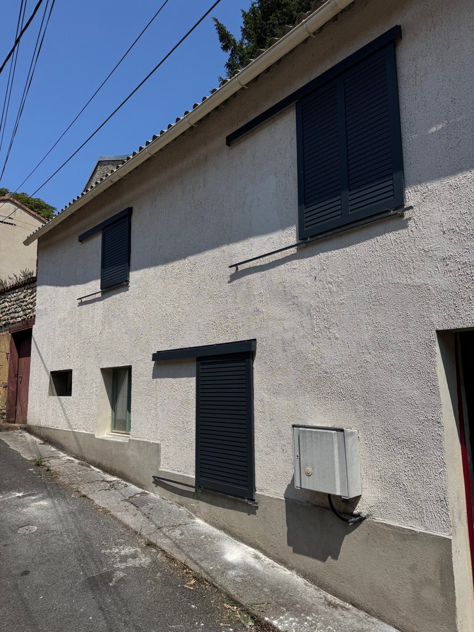 Volets coulissants fermés sur une maison à Poitiers (86000)