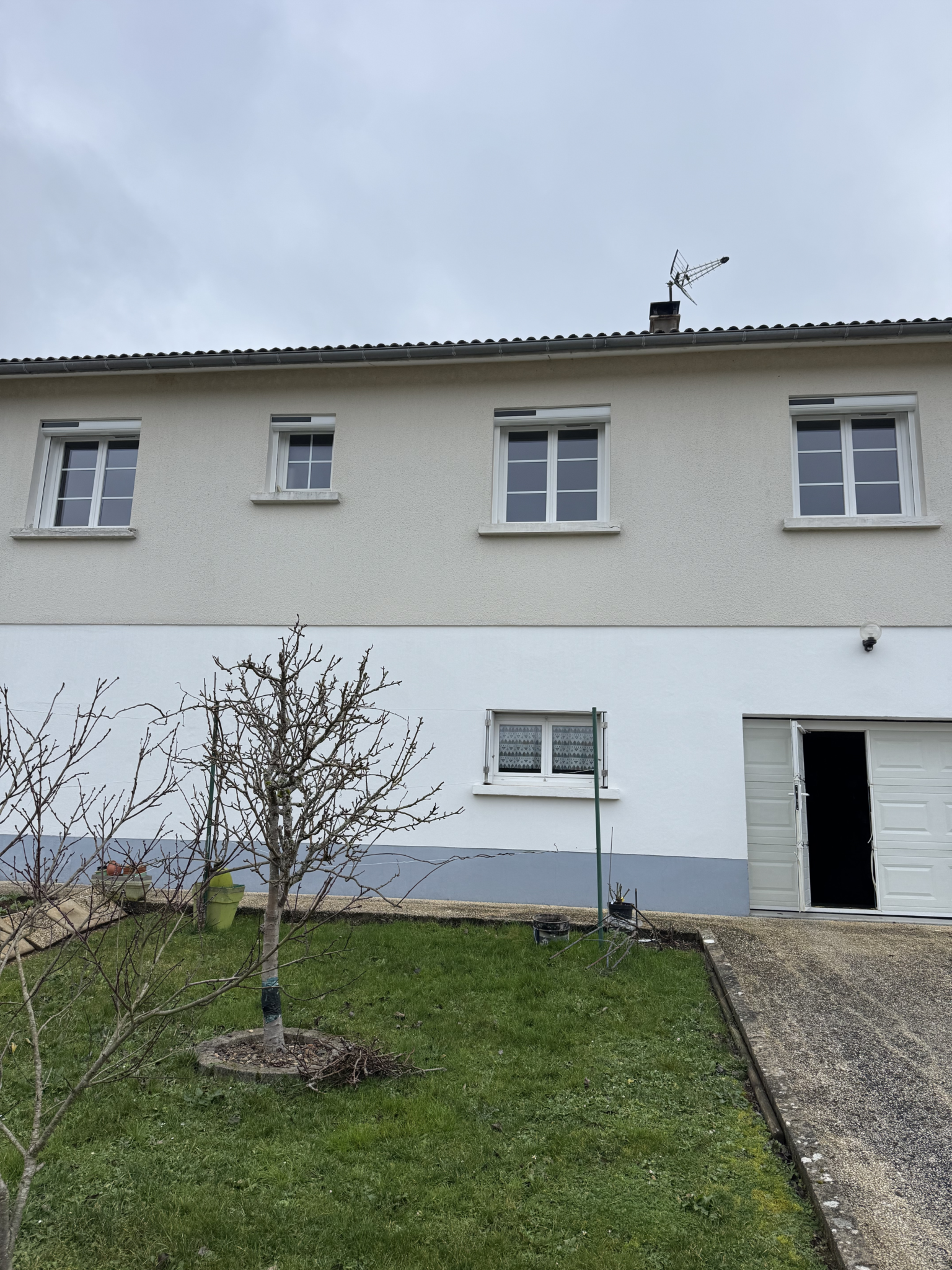 Nouveaux volets roulants alu solaires blancs en position ouverte