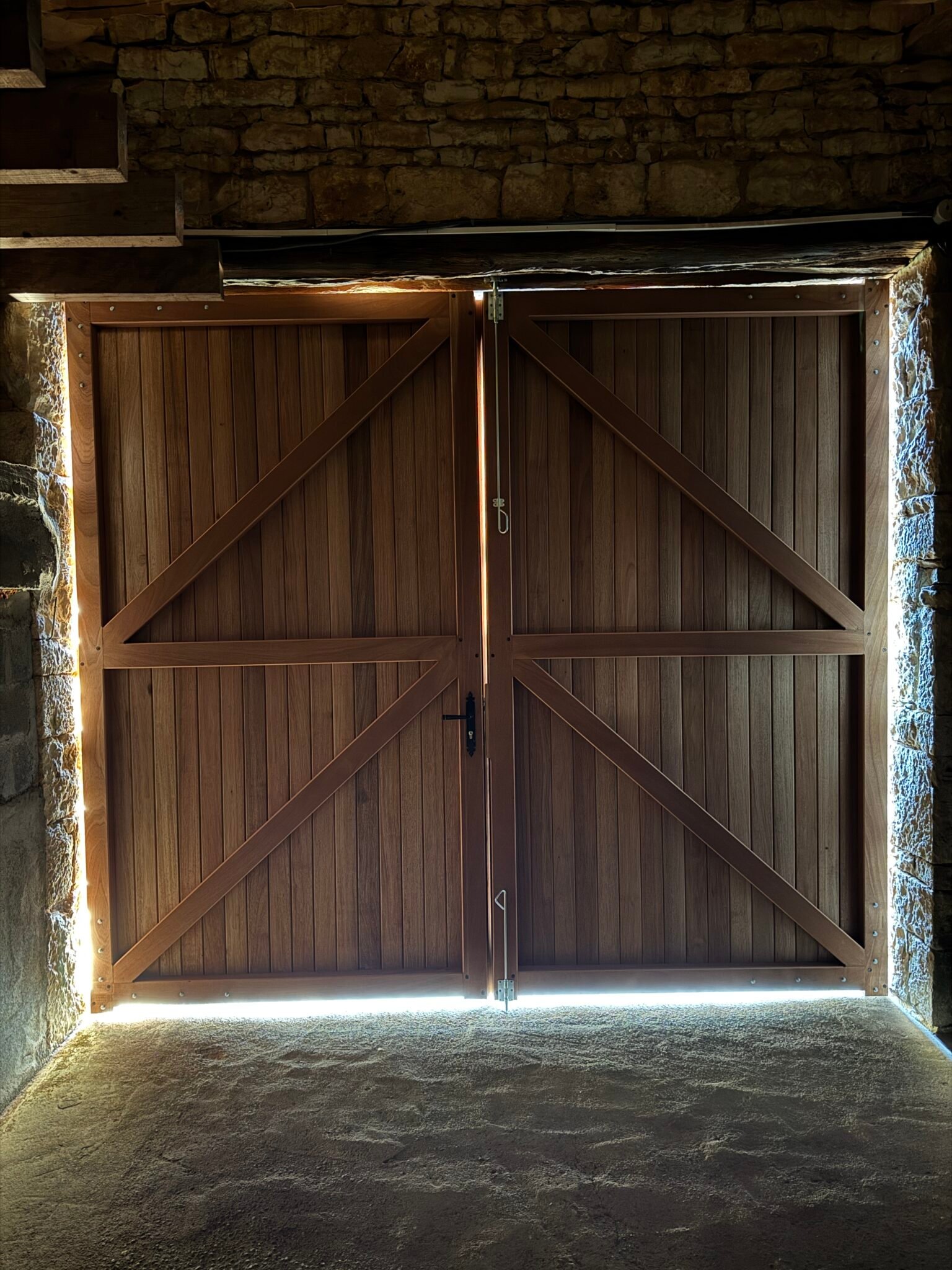 Vue intérieure d’une porte de grange en bois exotique à deux vantaux