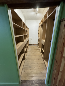 Dressing sur mesure réalisé par Damien Menuiserie Agencement.