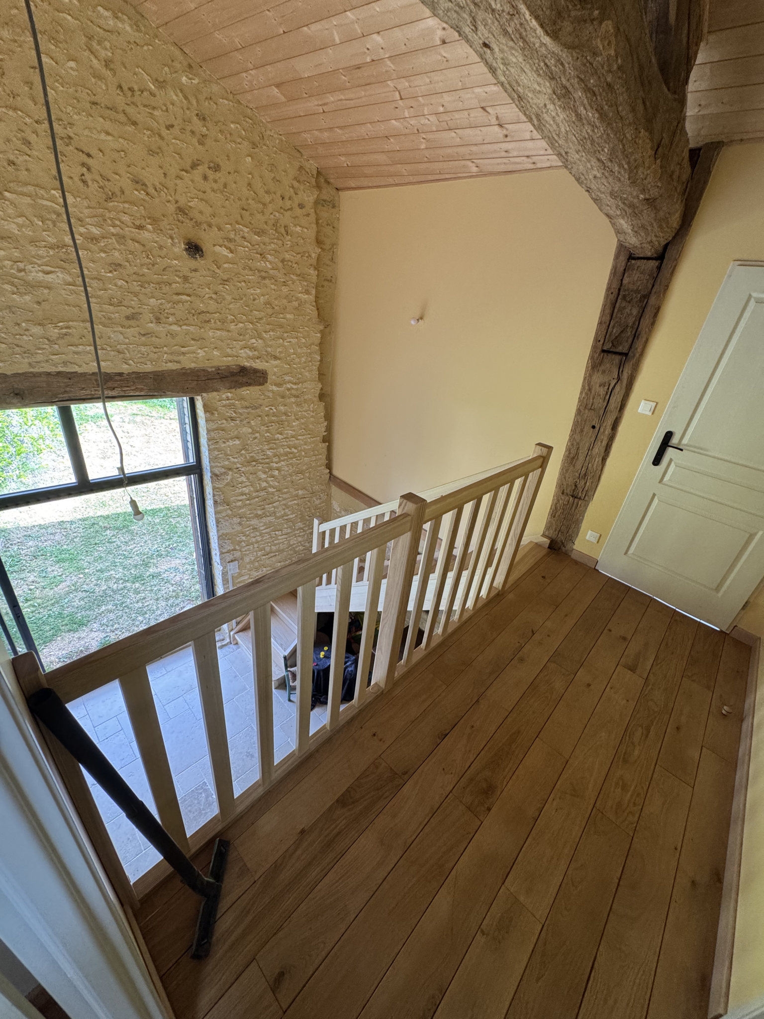 Escalier en bois sur mesure installé par Damien Menuiserie Agencement.
