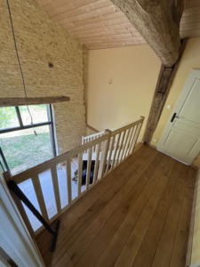 Escalier en bois sur mesure installé par Damien Menuiserie Agencement.