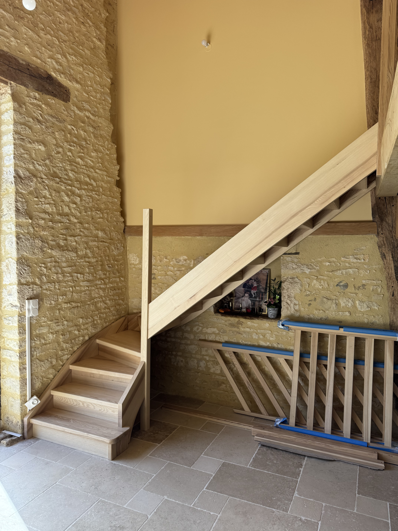 Montage escalier bois frêne olivier à Brux (86510)