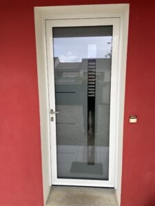 Installation d'une porte d'entrée aluminium par Damien Menuiserie Agencement en Vienne (86).