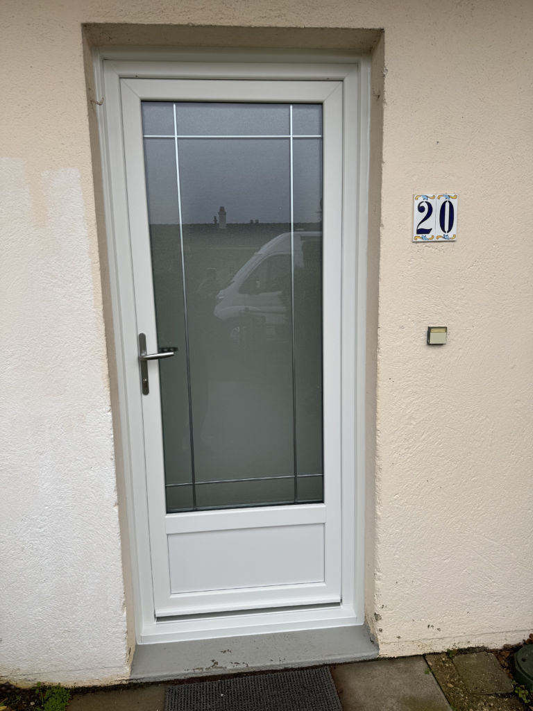 Porte d'entrée en PVC installée par Damien Menuiserie Agencement à Saint Maixent l'École (79400)