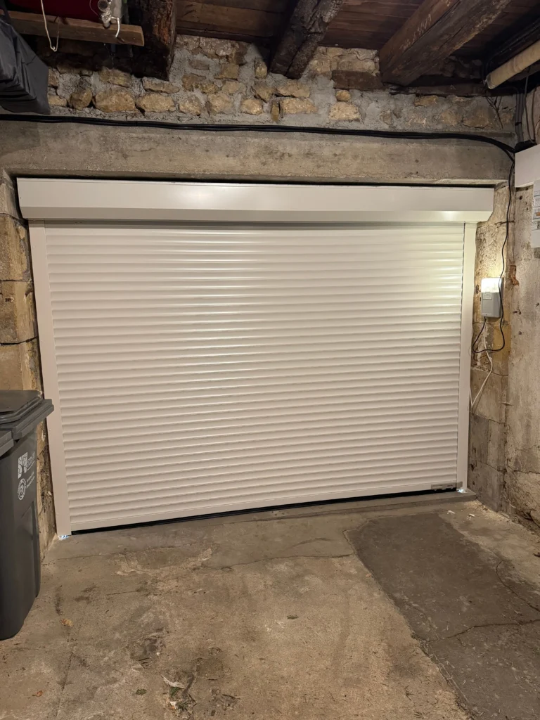 Porte de garage à enroulement blanche installée à Vivonne (86) par DMA Menuiserie