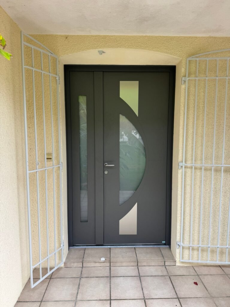 Porte d’entrée en aluminium vitrée installée à Lezay (79) par DMA Menuiserie