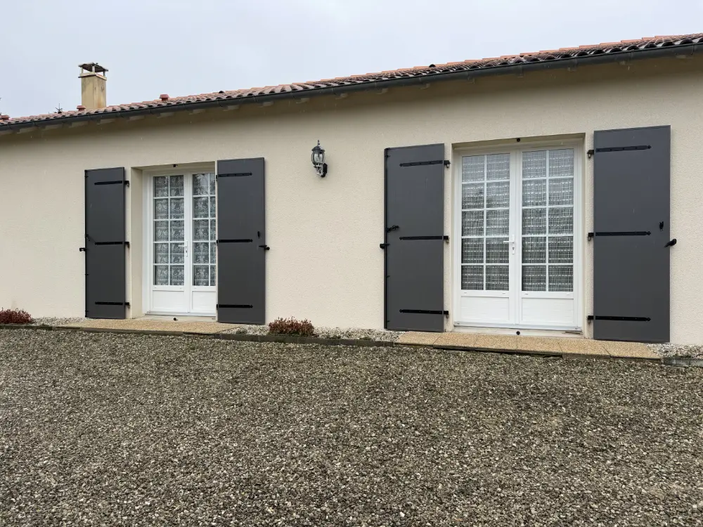 Volets battants en aluminium ouverts après pose à Saint-Maixent-l'École