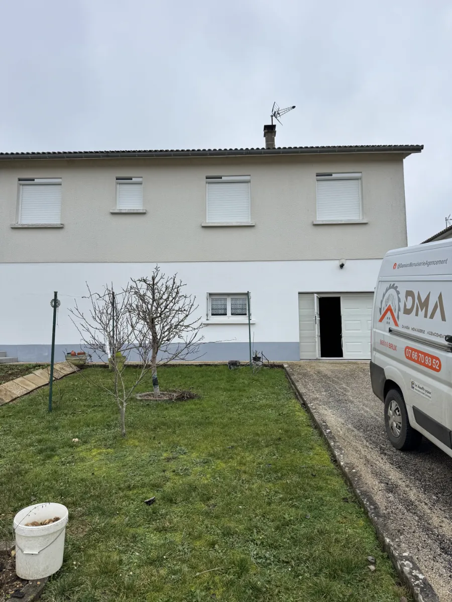 Volets roulants solaires Soprofen fermés après installation à Ruffec